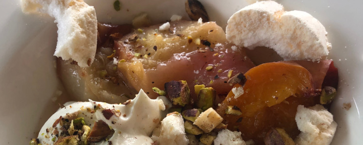 Un dessert de chef: nectarines et abricots rôtis au romarin